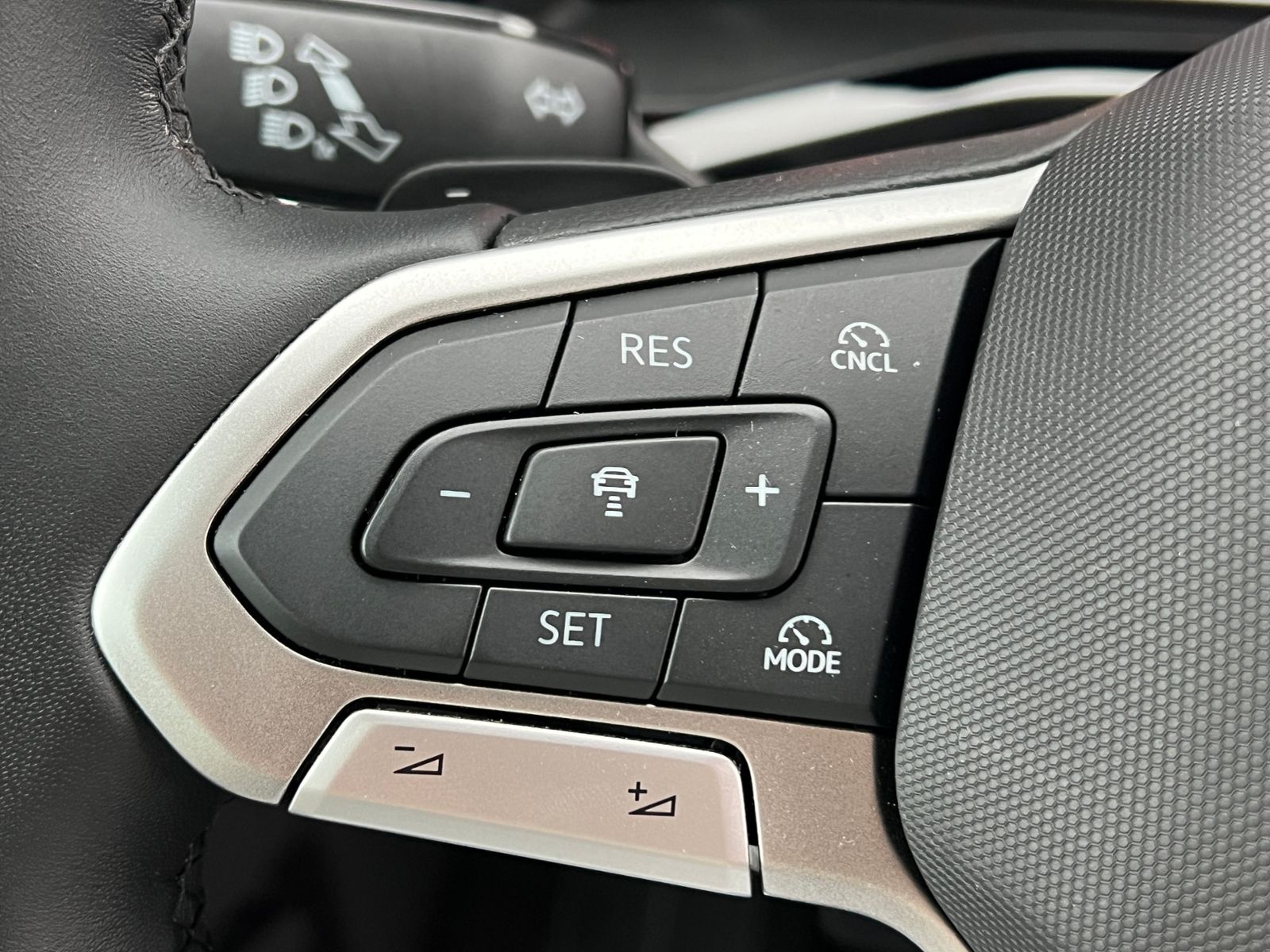Fahrzeugabbildung Volkswagen Multivan T7 Style 2.0 TDI DSG *AHK, IQ.Light, Pa