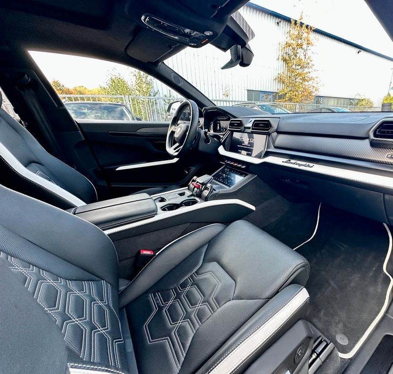 LAMBORGHINI Urus 2025