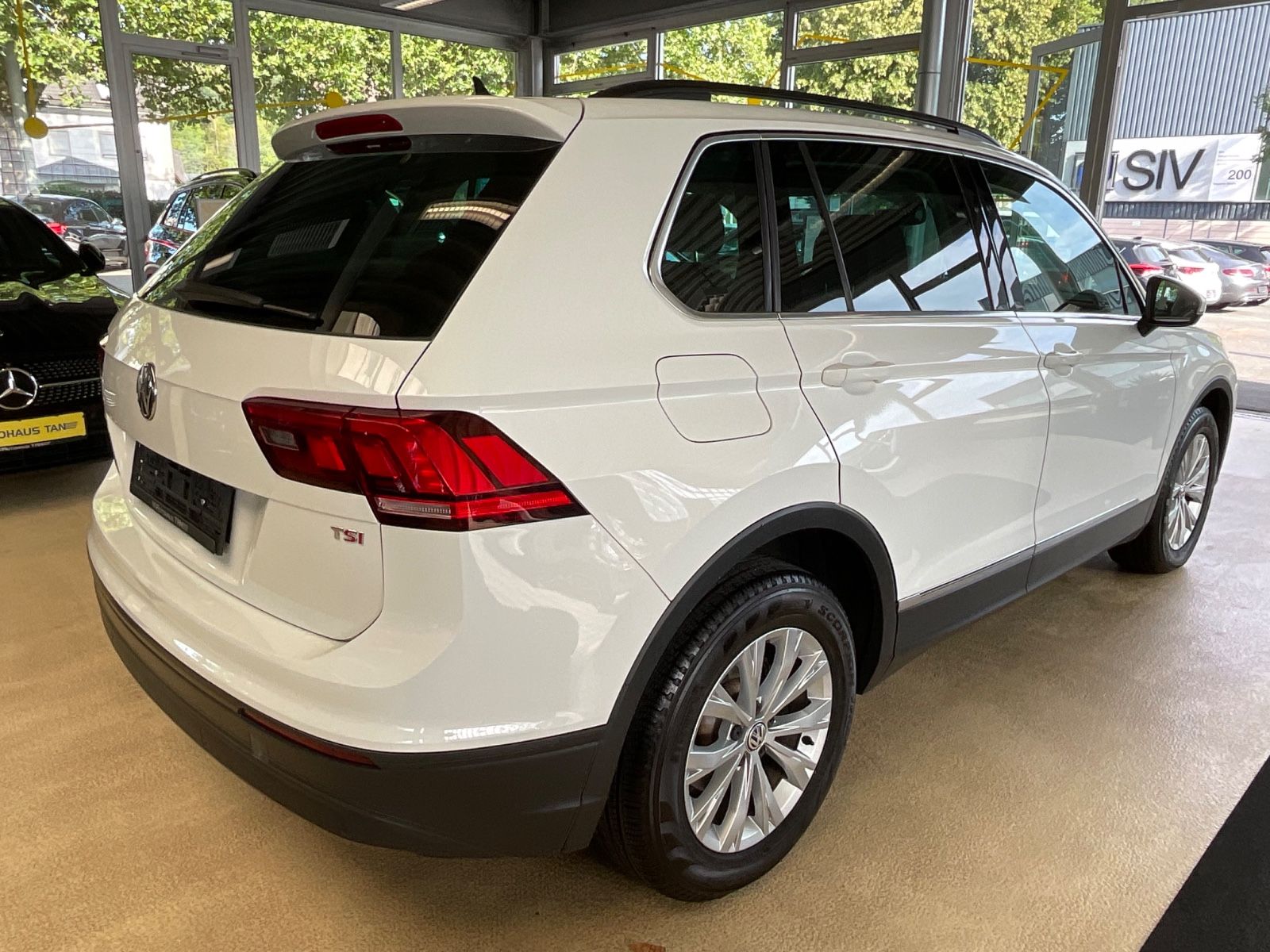 Fahrzeugabbildung Volkswagen Tiguan 1.4TSI DSG Comfortline *LED*NAVI* 1.HAND*
