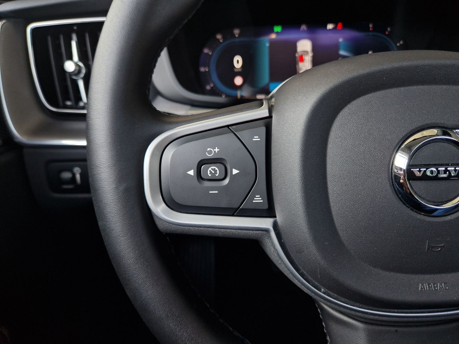 Fahrzeugabbildung Volvo XC60 Momentum Pro 2WD PANO H/K LED