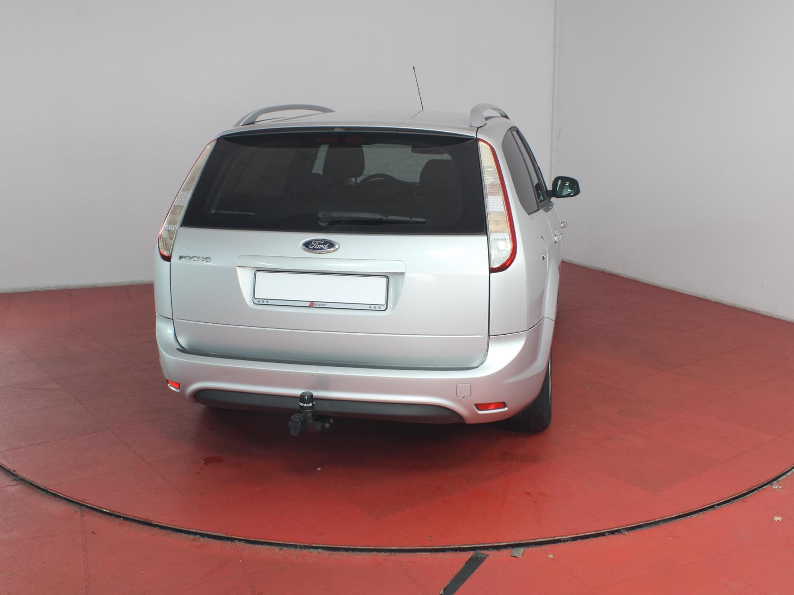 Ford Focus 2010 — photo 34