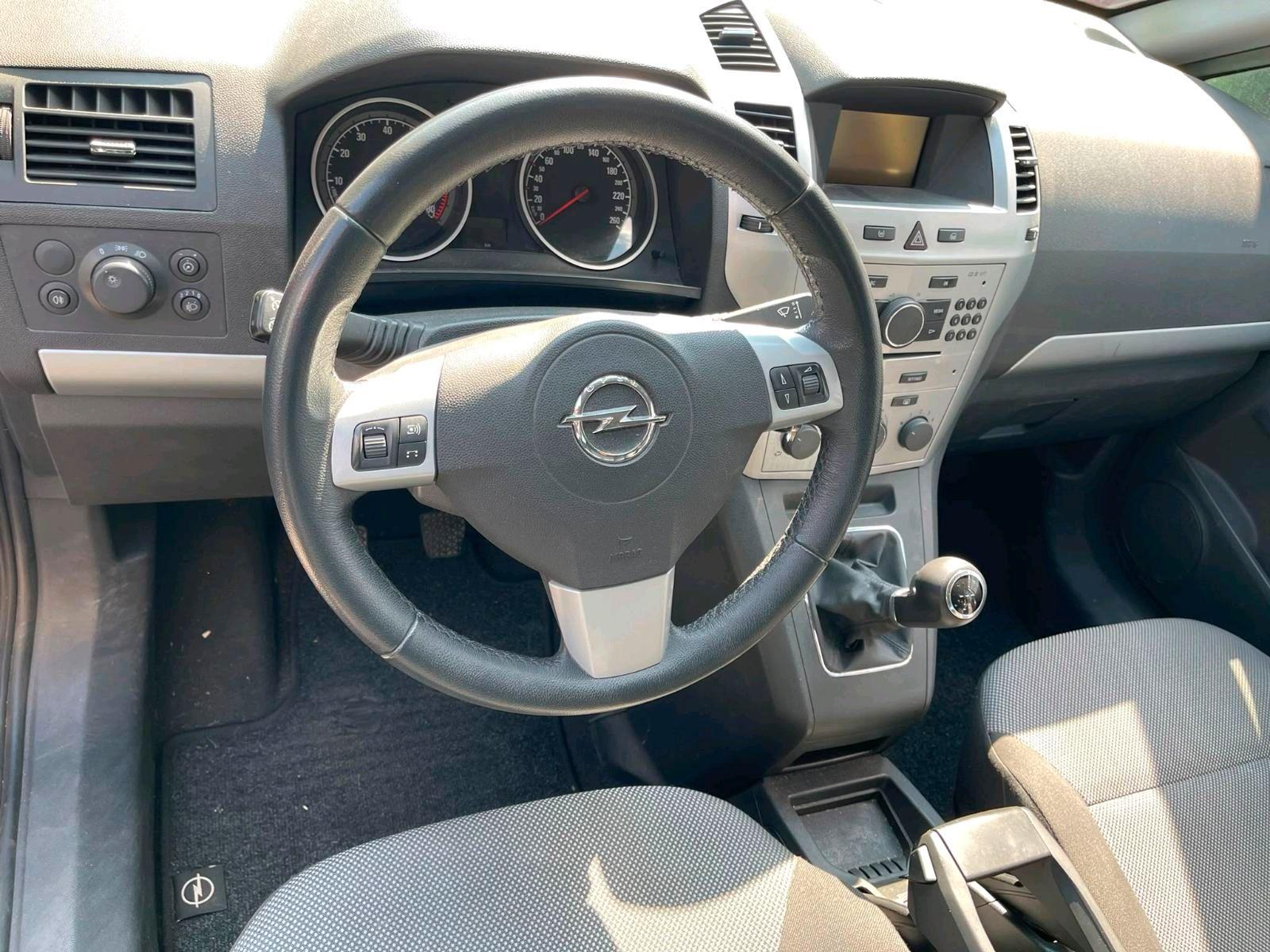 Opel Zafira 2014 — engine