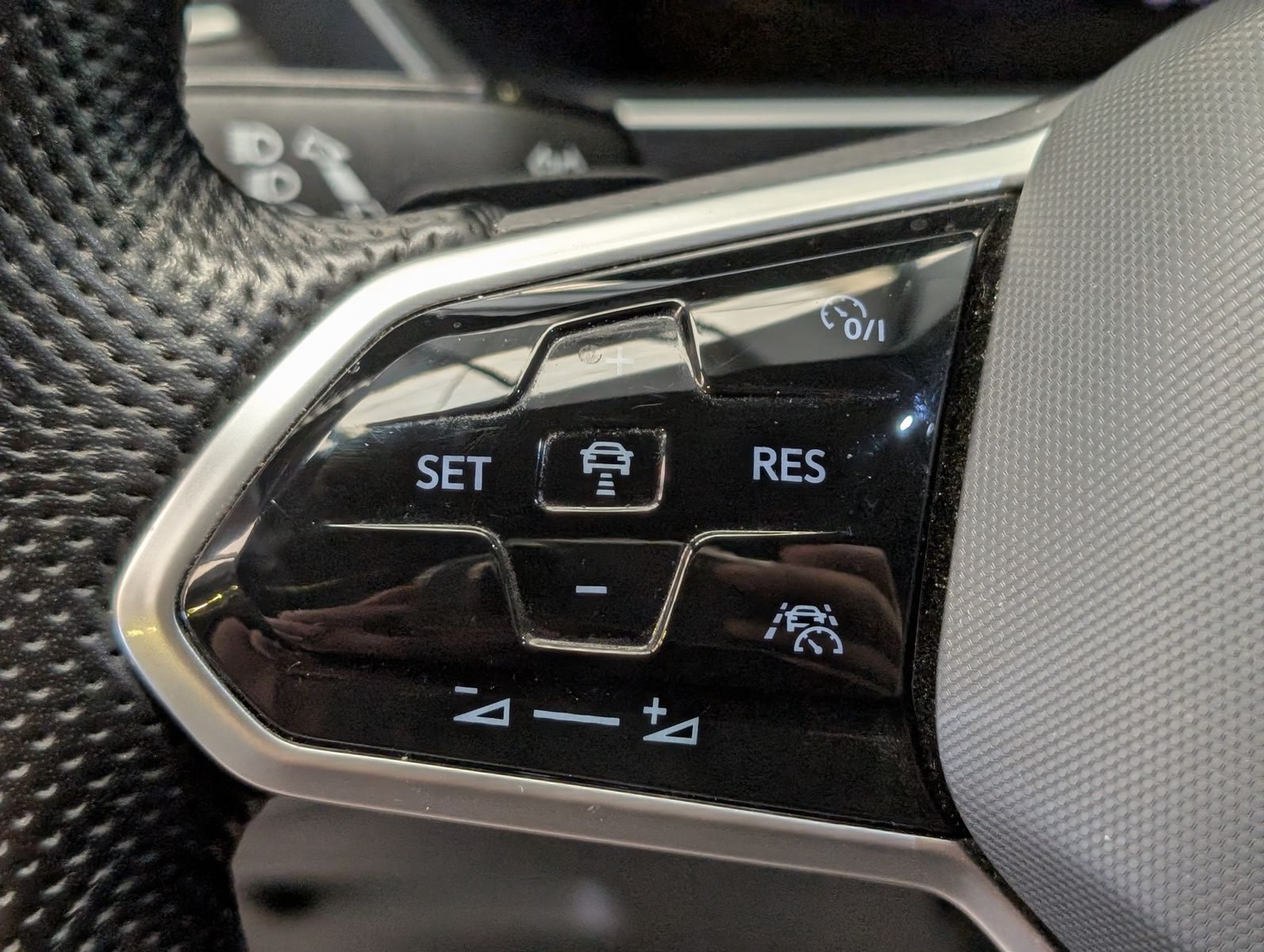 Fahrzeugabbildung Volkswagen Tiguan 2.0TSI R-Line 4M ACC HUD Cam StHz AHK 19"