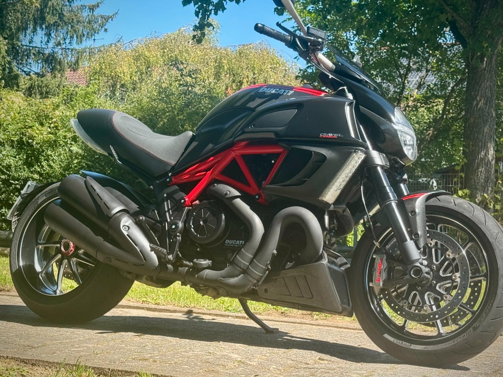 Ducati Diavel Carbon *direkt startklar
