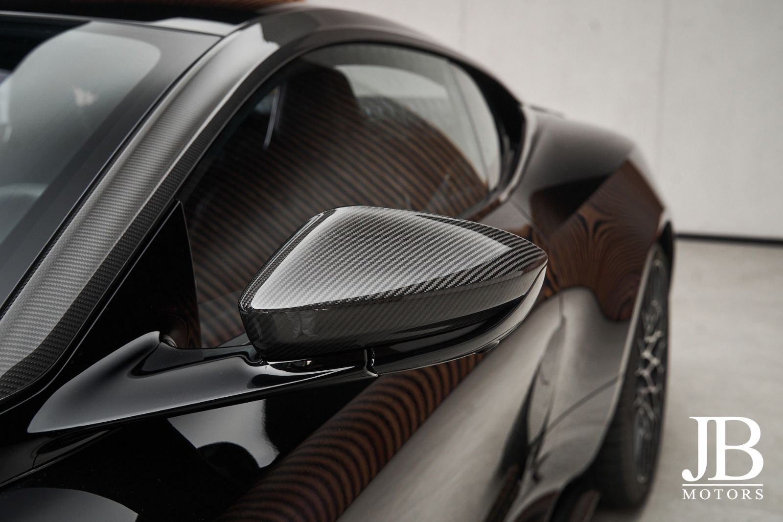 Fahrzeugabbildung Aston Martin DBS V12 770 Ultimate Carbon Performance Seats