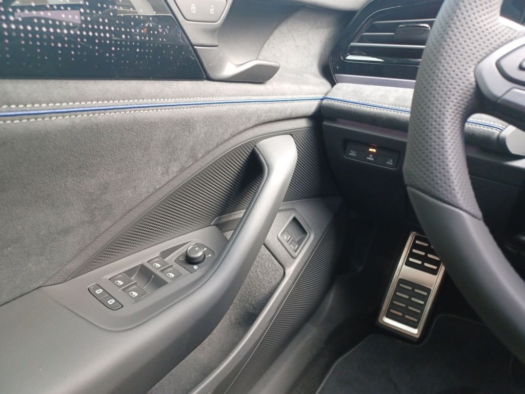 Fahrzeugabbildung Volkswagen Passat Variant R-Line Signature 5 Jahre Garantie