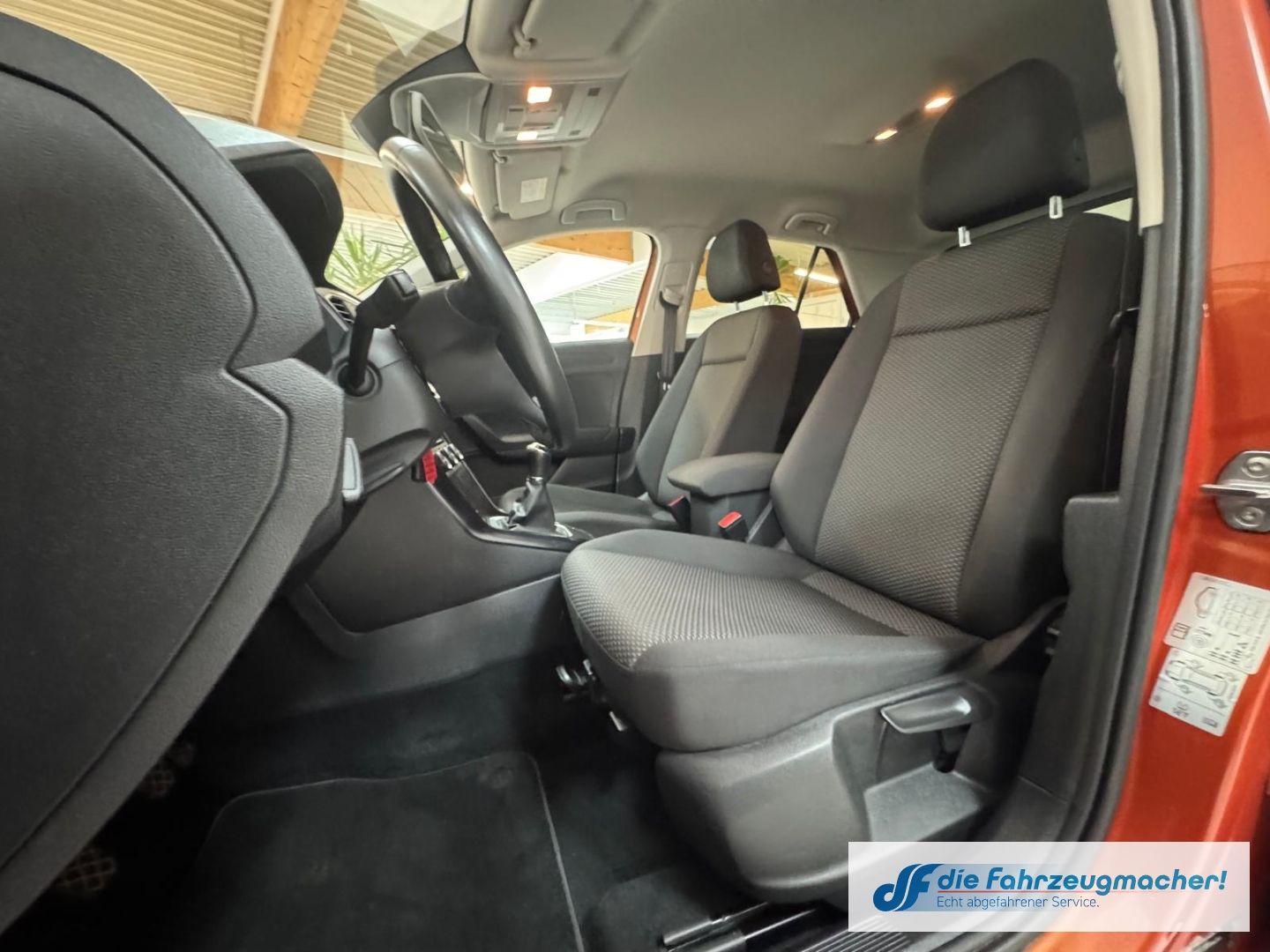 Fahrzeugabbildung Volkswagen T-Roc Basis 1.6 TDI EU6d-T Navi Apple CarPlay An