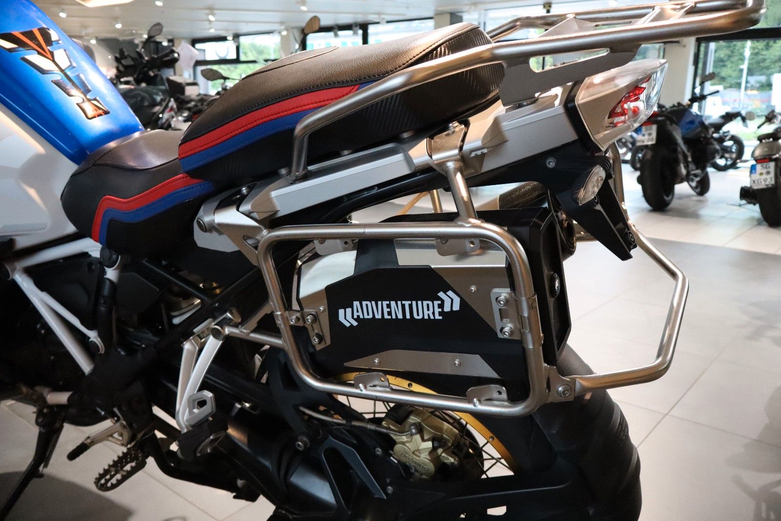 Fahrzeugabbildung BMW R1250GS ADV mit Akrapovic & Tieferlegung