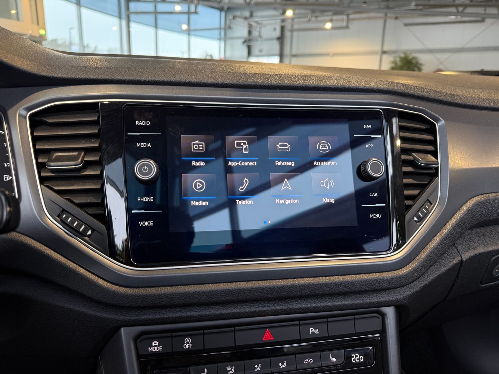 Fahrzeugabbildung Volkswagen T-Roc Cabrio R-Line Black AHK BEATS 8-FACH BEREI