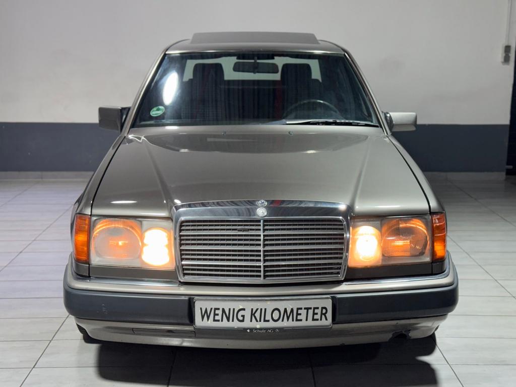 Mercedes-Benz 220