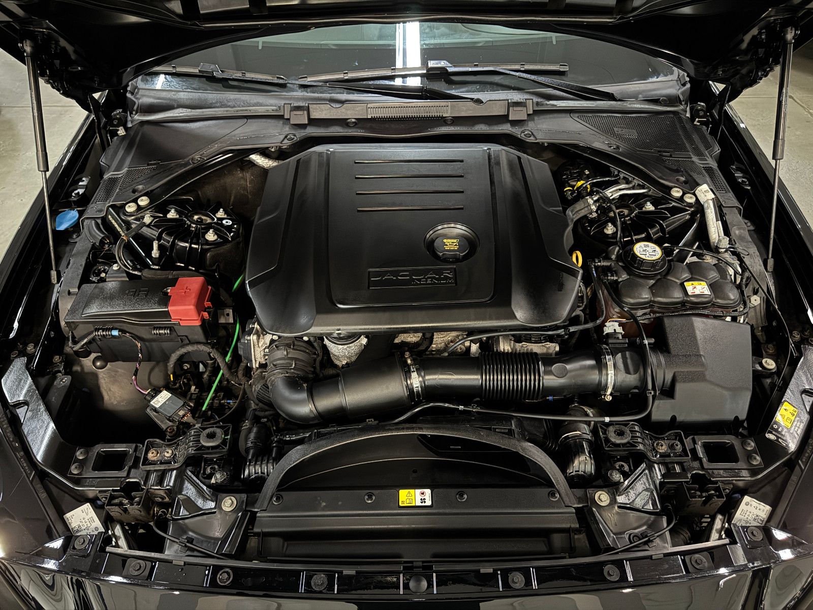 Fahrzeugabbildung Jaguar XE 2.0 d 8GT LANDMARK R-SPORT BLACK EDITION VOLL