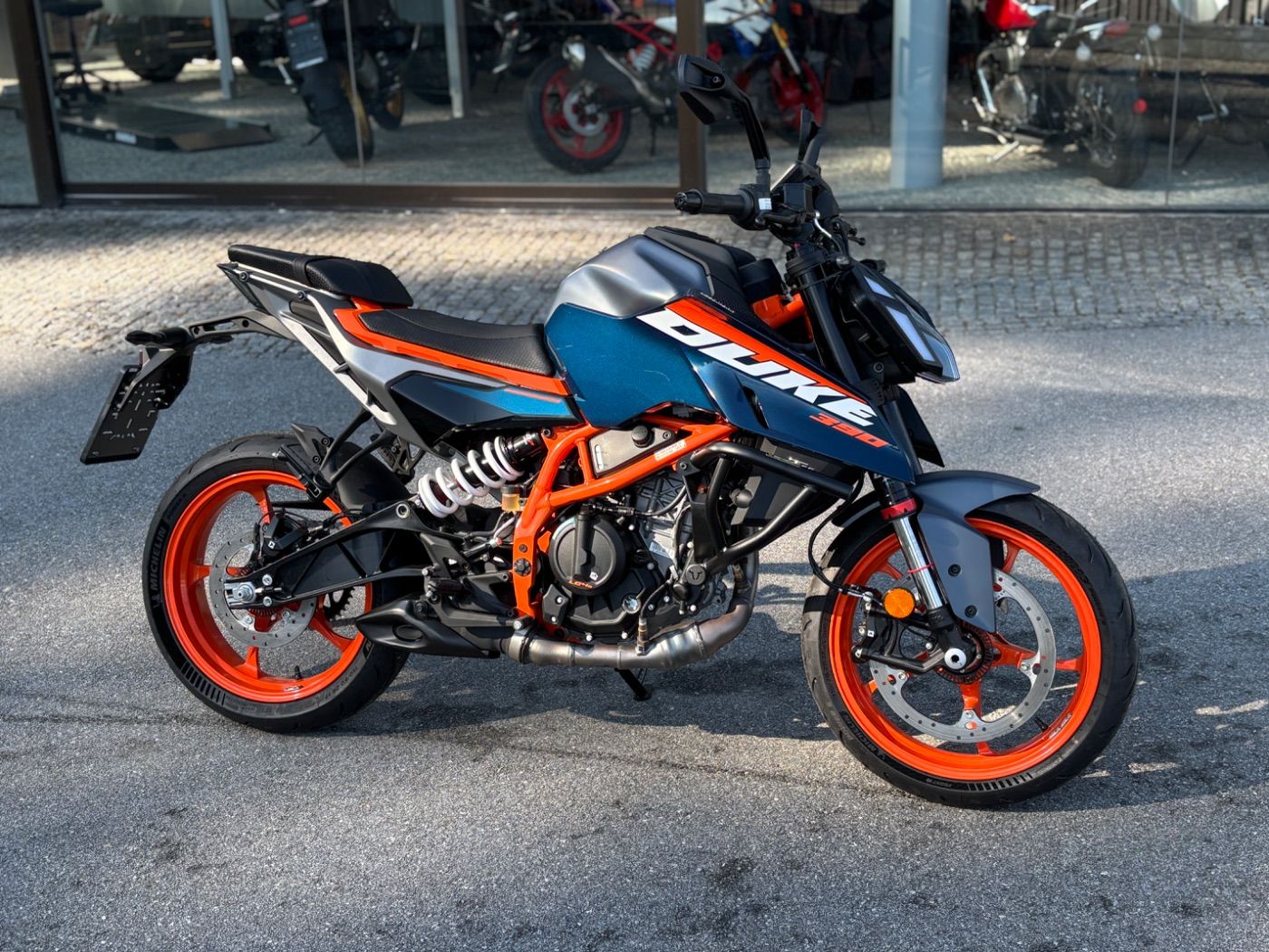 Fahrzeugabbildung KTM 390 Duke Modell 2025 Quickshifter+ mit Sturzbüge