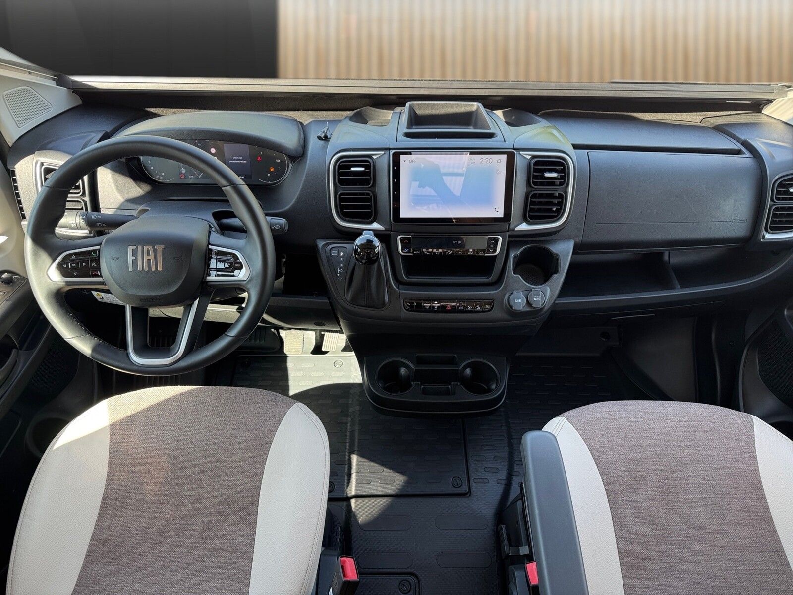 Fahrzeugabbildung Eura Mobil Van V 635 EB 180 PS, Automatik, Panoramadach