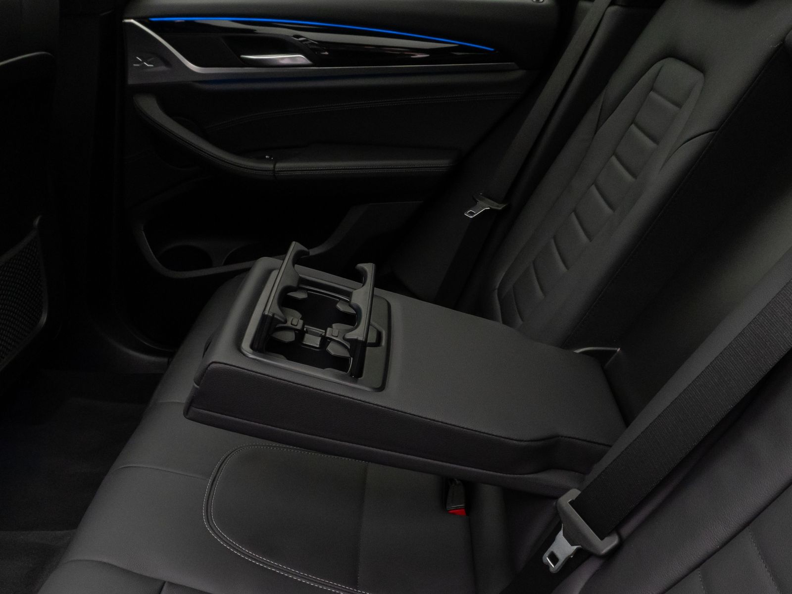 Fahrzeugabbildung BMW X3 xD30e Panorama HUD DAB HiFi Komfort Sport 20"