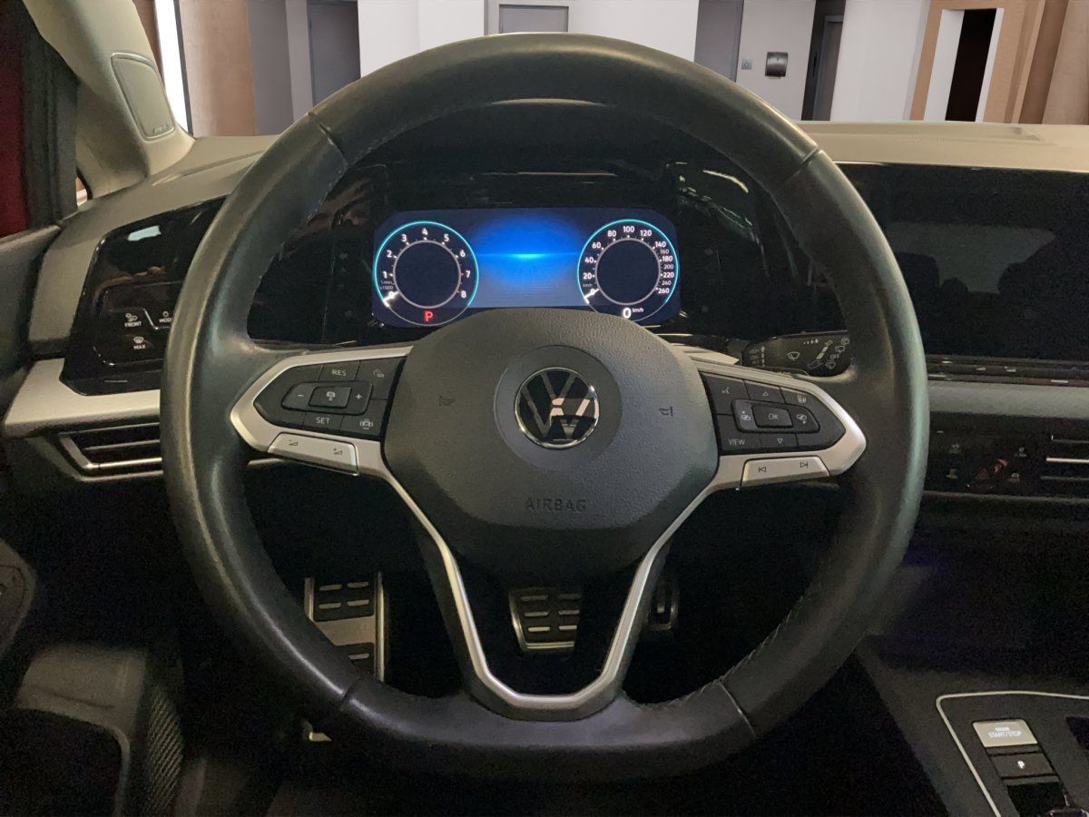 Fahrzeugabbildung Volkswagen Golf VIII Active 1.5 eTSI DSG Pano LED