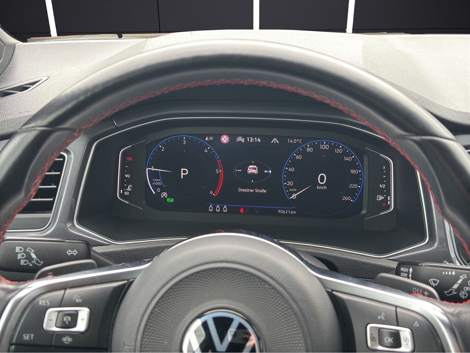 Fahrzeugabbildung Volkswagen T-Roc TDI Sport DSG LED ACC SHZ RearView Navi Kl