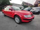 Volkswagen Passat 1,6 Highline - Volkswagen Passat mit Benzin-Antrieb: Kombi, 1.6