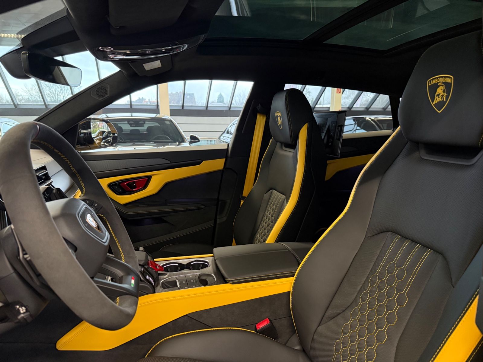 LAMBORGHINI Urus - 3