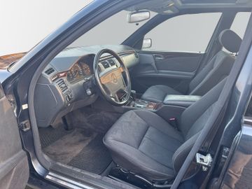 Mercedes E 280 - 8