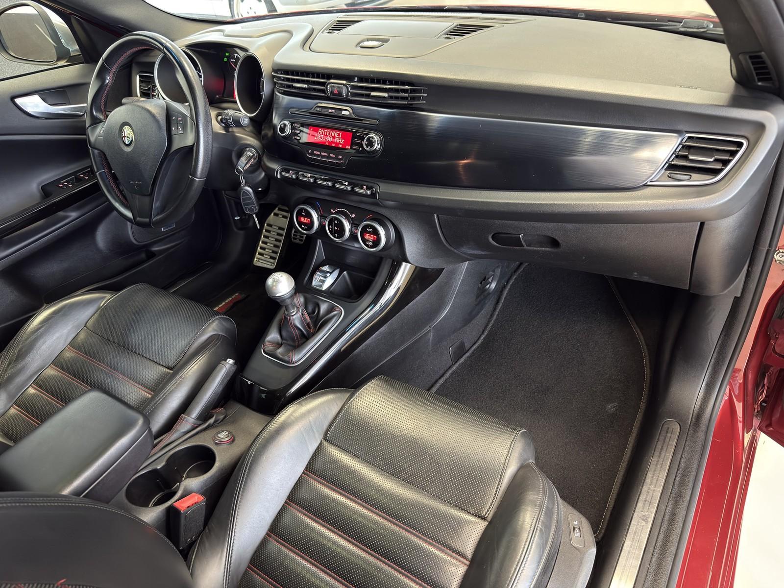 ALFA ROMEO GIULIETTA 1.8 TBI QUADRIFOGLIO VERDE 235ch - INTERIEUR CUIR - TOIT PANORAMIQUE - FREINS BREMBO - PHARES XÉNON