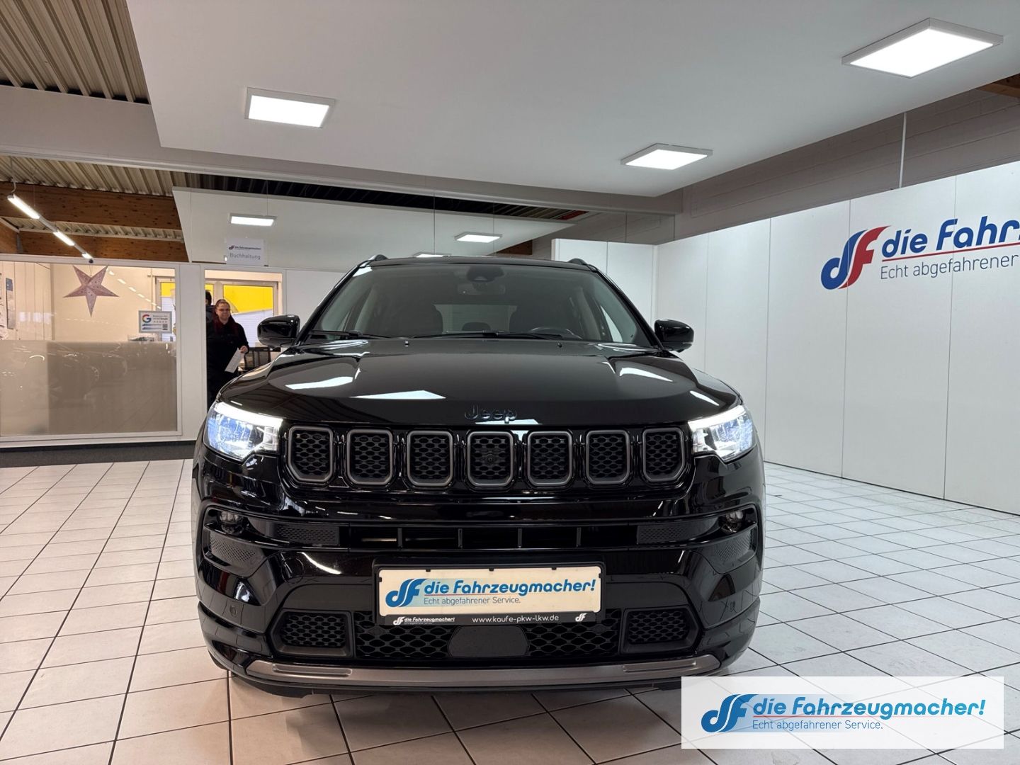 Fahrzeugabbildung Jeep Compass S Plug-In Hybrid 4WD Navi Soundsystem 36