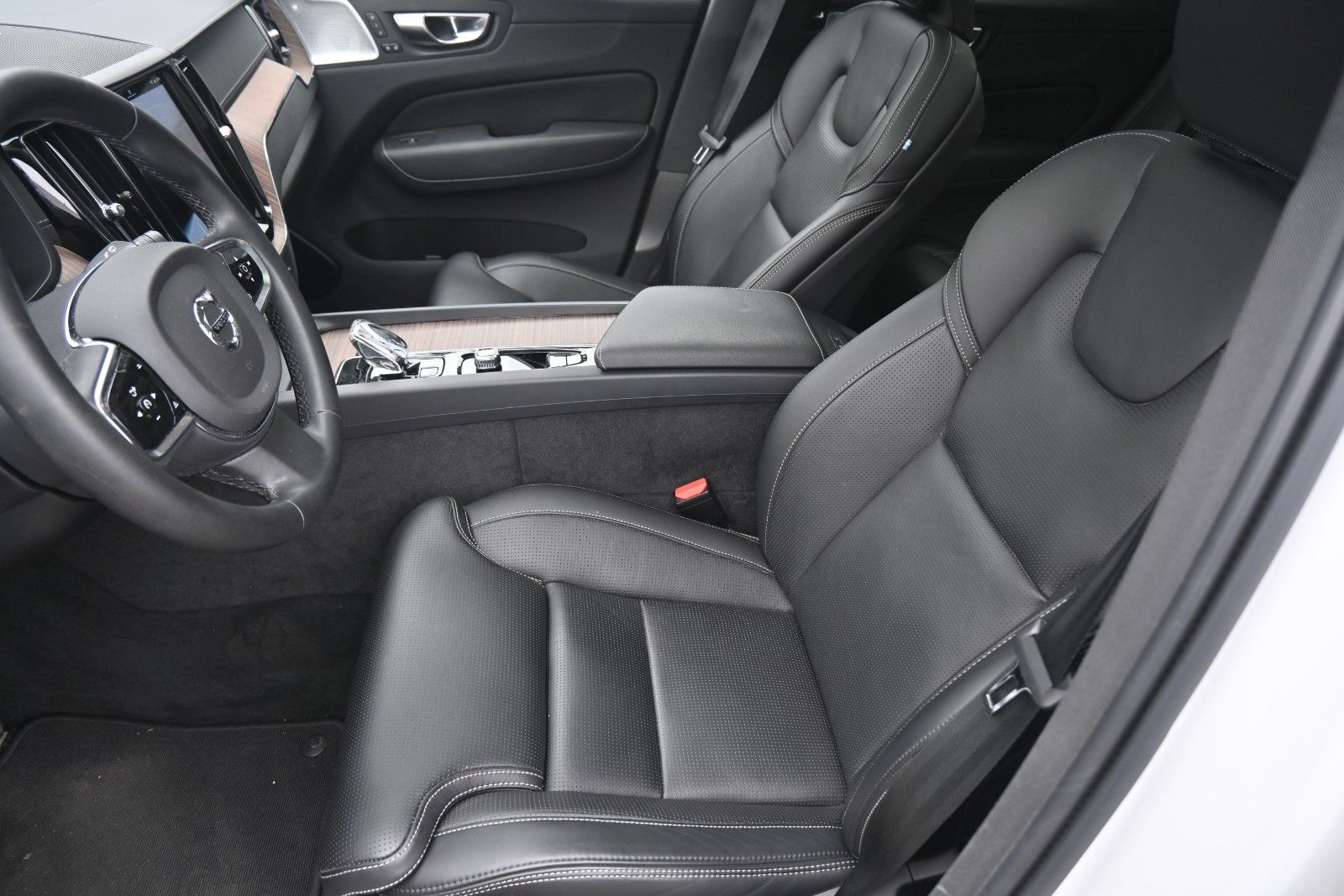 Fahrzeugabbildung Volvo XC60 T8 PHEV Ultimate Dark*LUFT*360°*ACC*AHK*