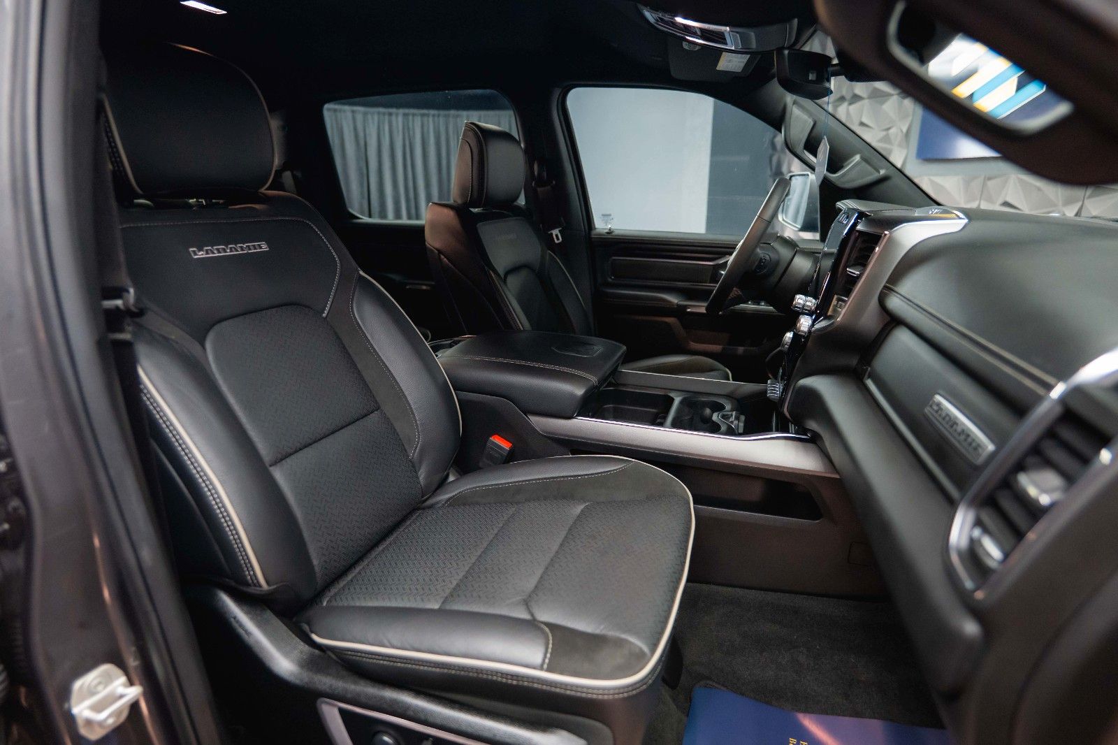 Fahrzeugabbildung Dodge RAM 5.7 V8 HEMI 4x4 LARAMIE Offroad Night LED