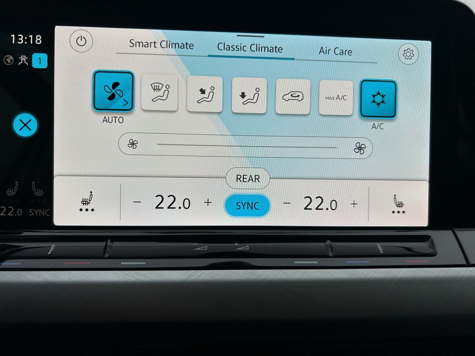 Fahrzeugabbildung Volkswagen Golf VIII Variant Business TDI DSG LED ACC SHZ P