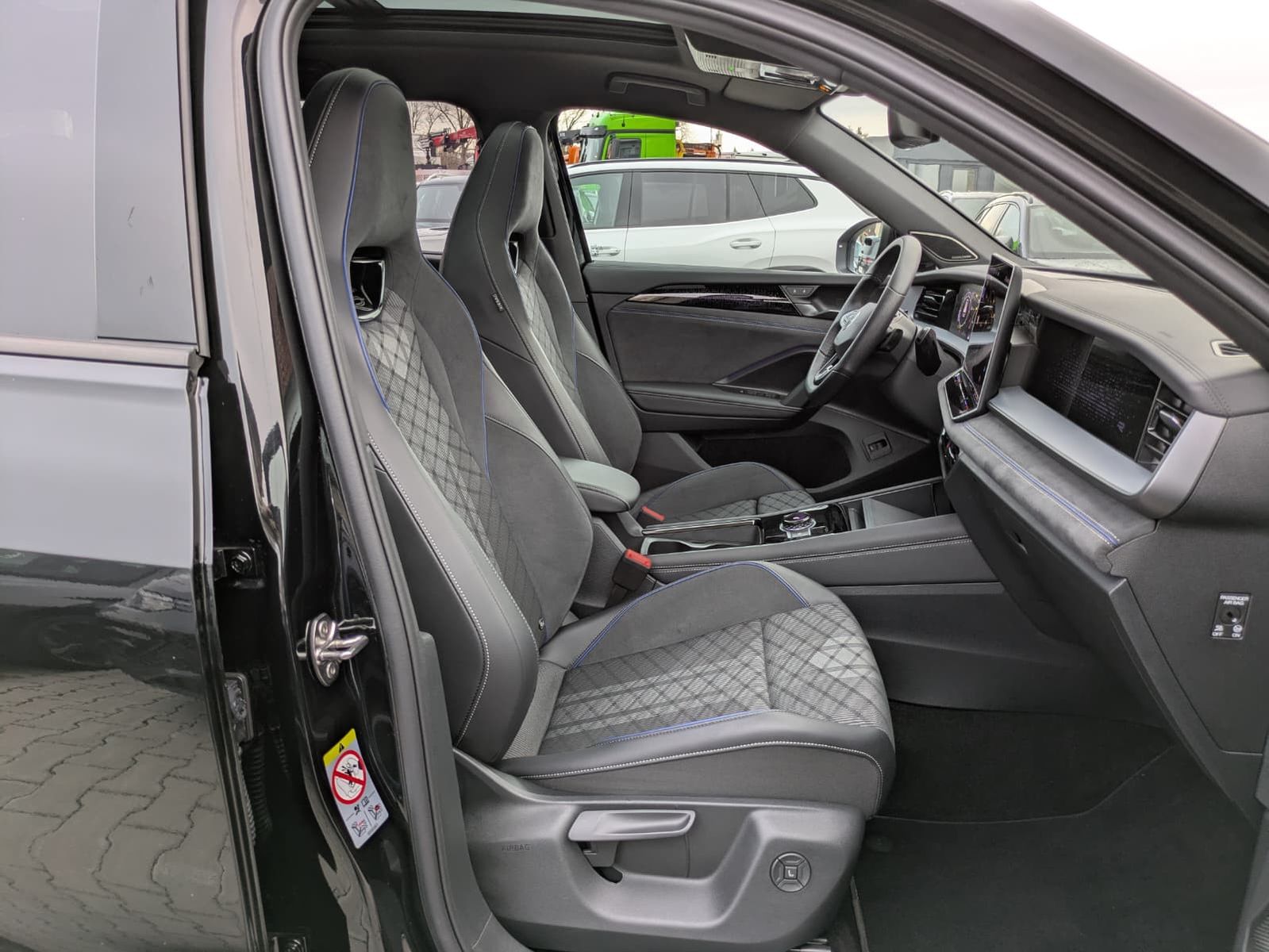 Fahrzeugabbildung Volkswagen Tayron 2.0 TDI 4M R-Line BLACK*7Si*MATRIX*PANO