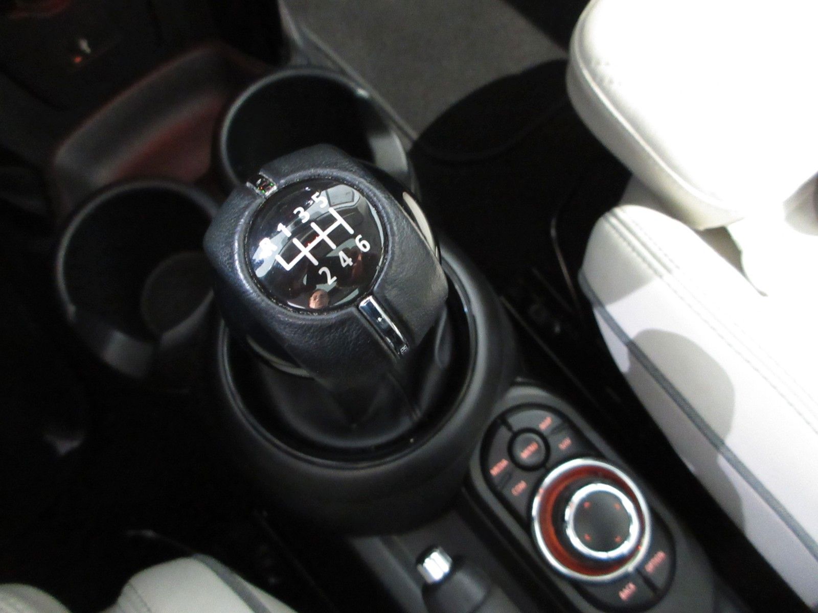 Fahrzeugabbildung MINI Mini Cooper Classic Trim LED/NAVI/SHZ/PANO/LEDER