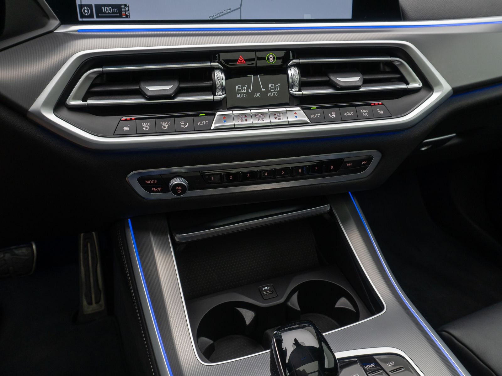 Fahrzeugabbildung BMW X5 xD40d M Sport Panorama Kamera HUD DAB B&W 22"