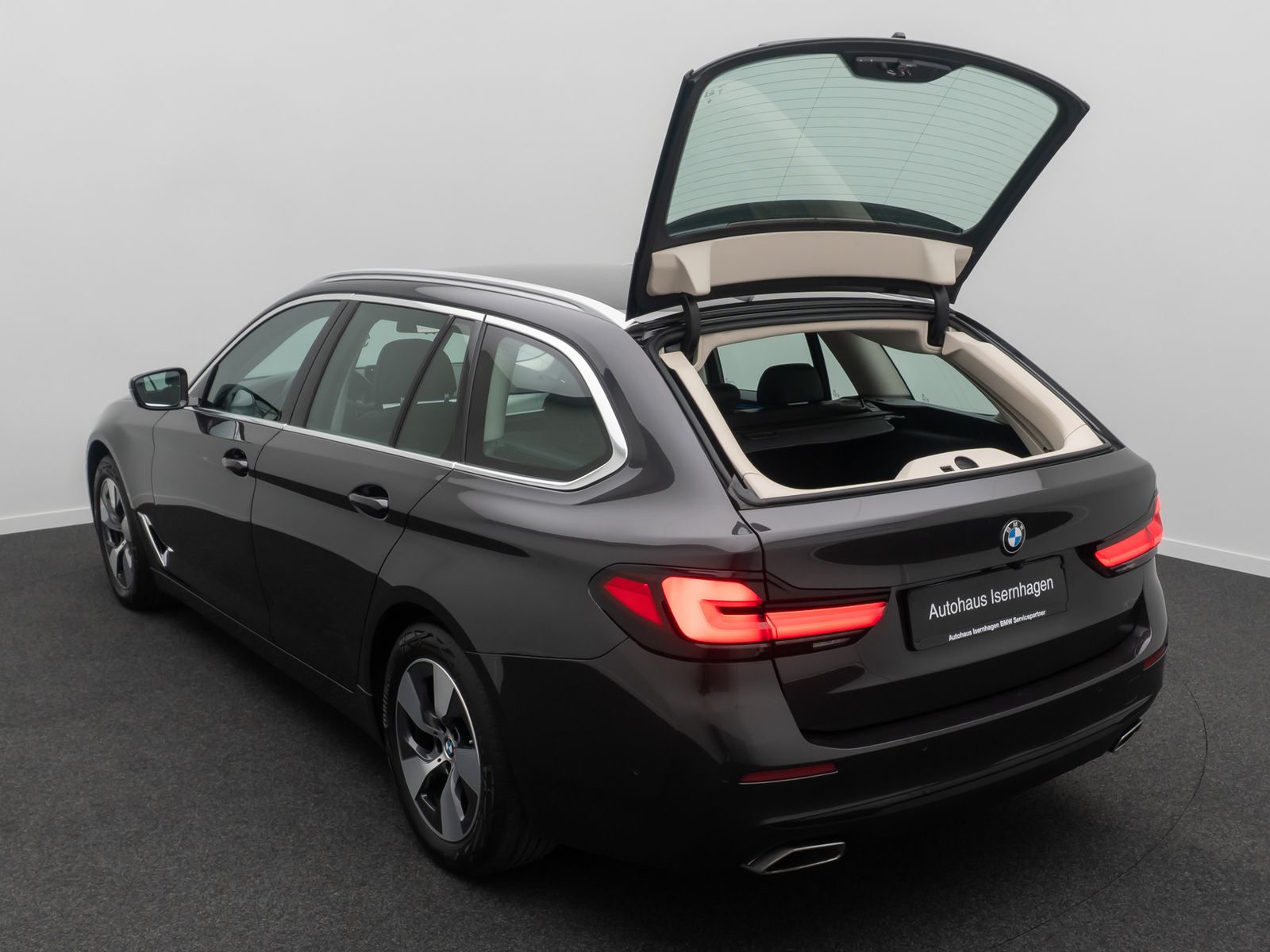 Fahrzeugabbildung BMW 520d xD  Kamera Laser HUD DAB AHK Komfort Alarm