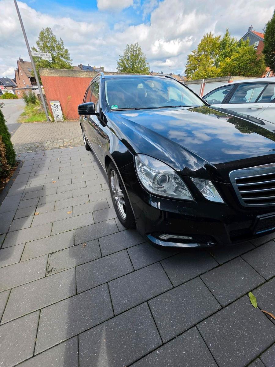 Mercedes-Benz E200 2010 — interior