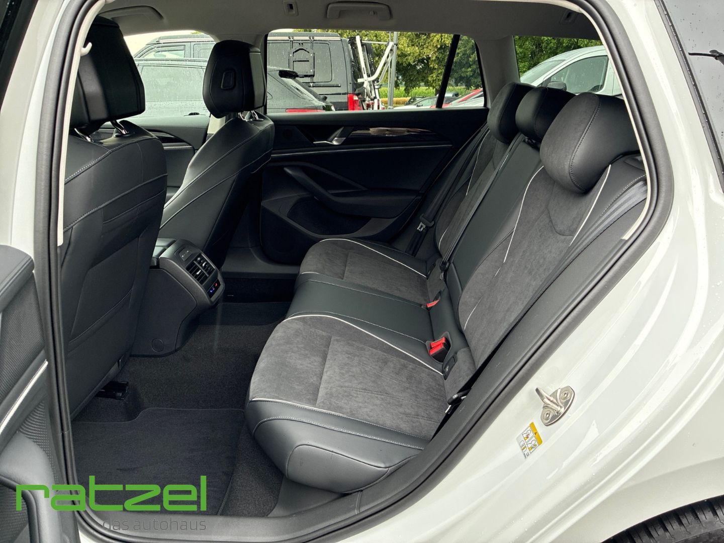 Fahrzeugabbildung Volkswagen Passat Variant Business eHybrid IQ.Drive+ACC+AHK