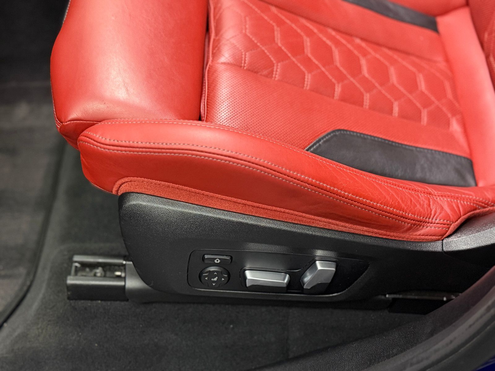 Fahrzeugabbildung BMW X4 M Competition |CARBON|H/K|LASER|HuD