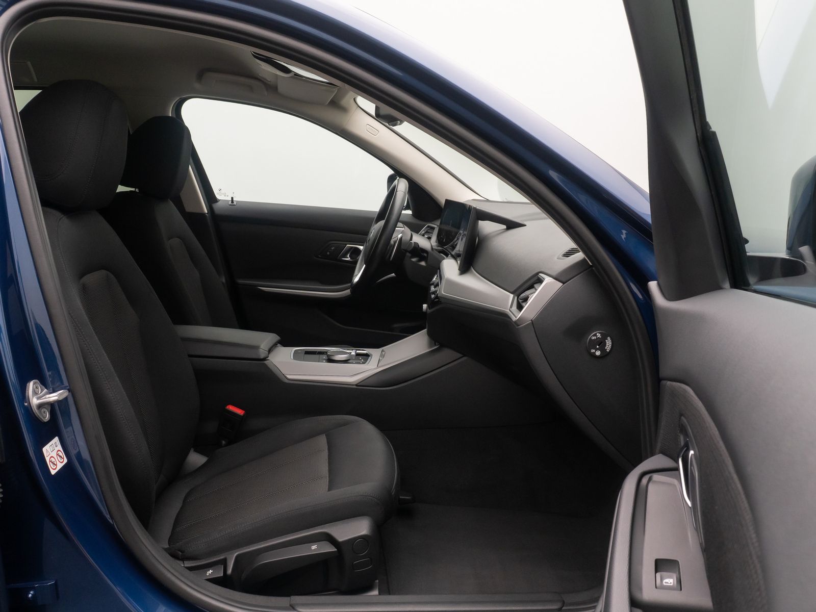 Fahrzeugabbildung BMW 320e HUD Alarm DAB Kamera GeschwindigReg Widscre