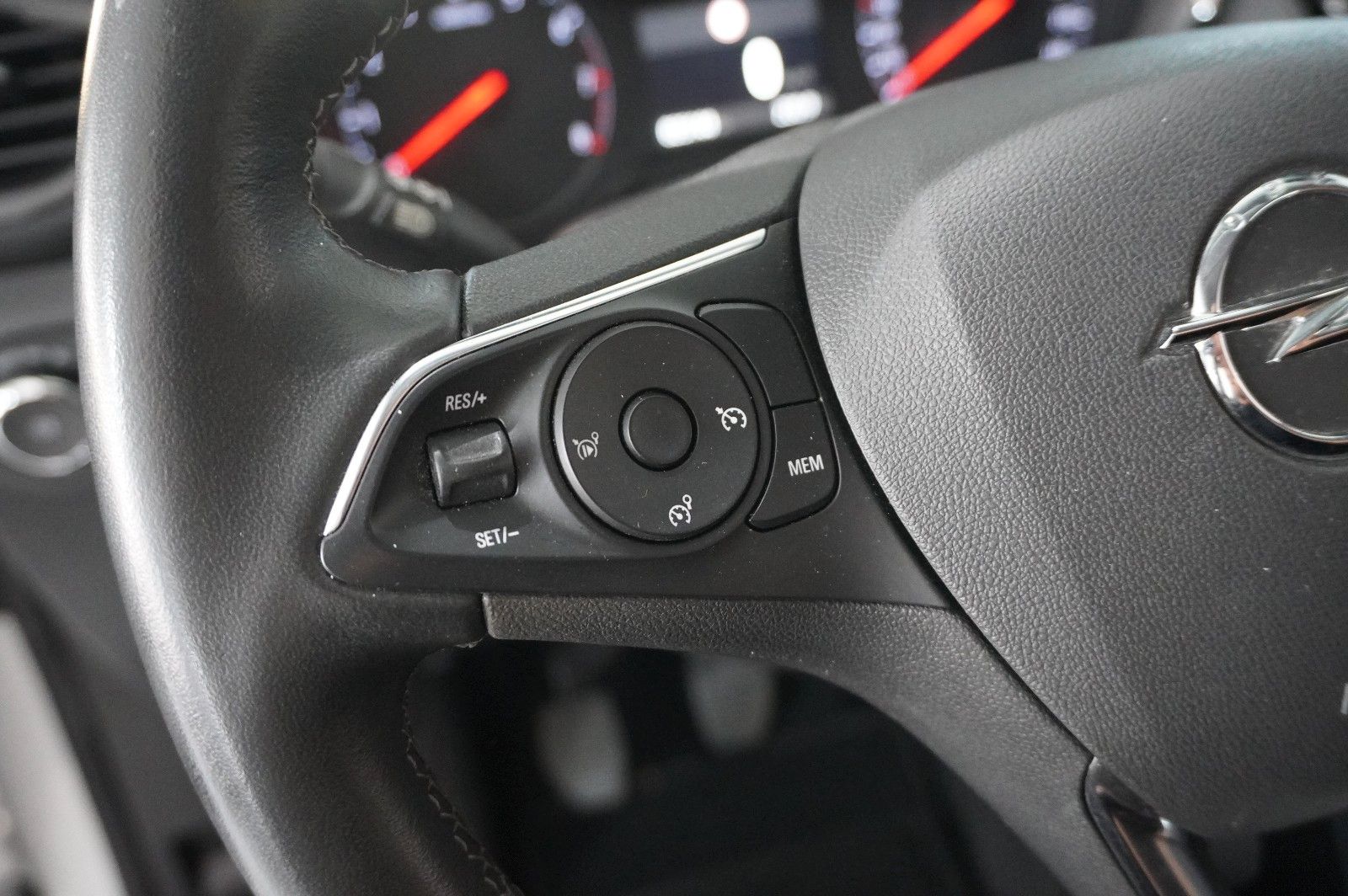 Fahrzeugabbildung Opel Crossland (X) 1.5D EDITION NAVI/LED/KAMERA/DAB+