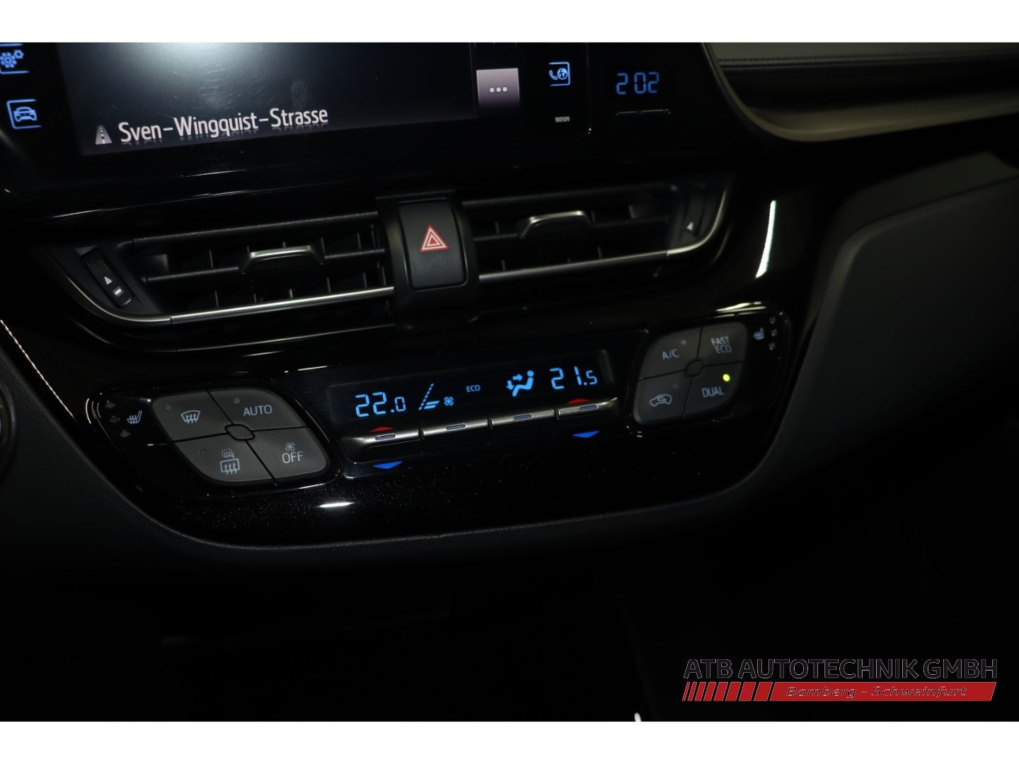 Fahrzeugabbildung Toyota C-HR Team D 1.2l Turbo Navi ACC DAB SHZ LenkradH
