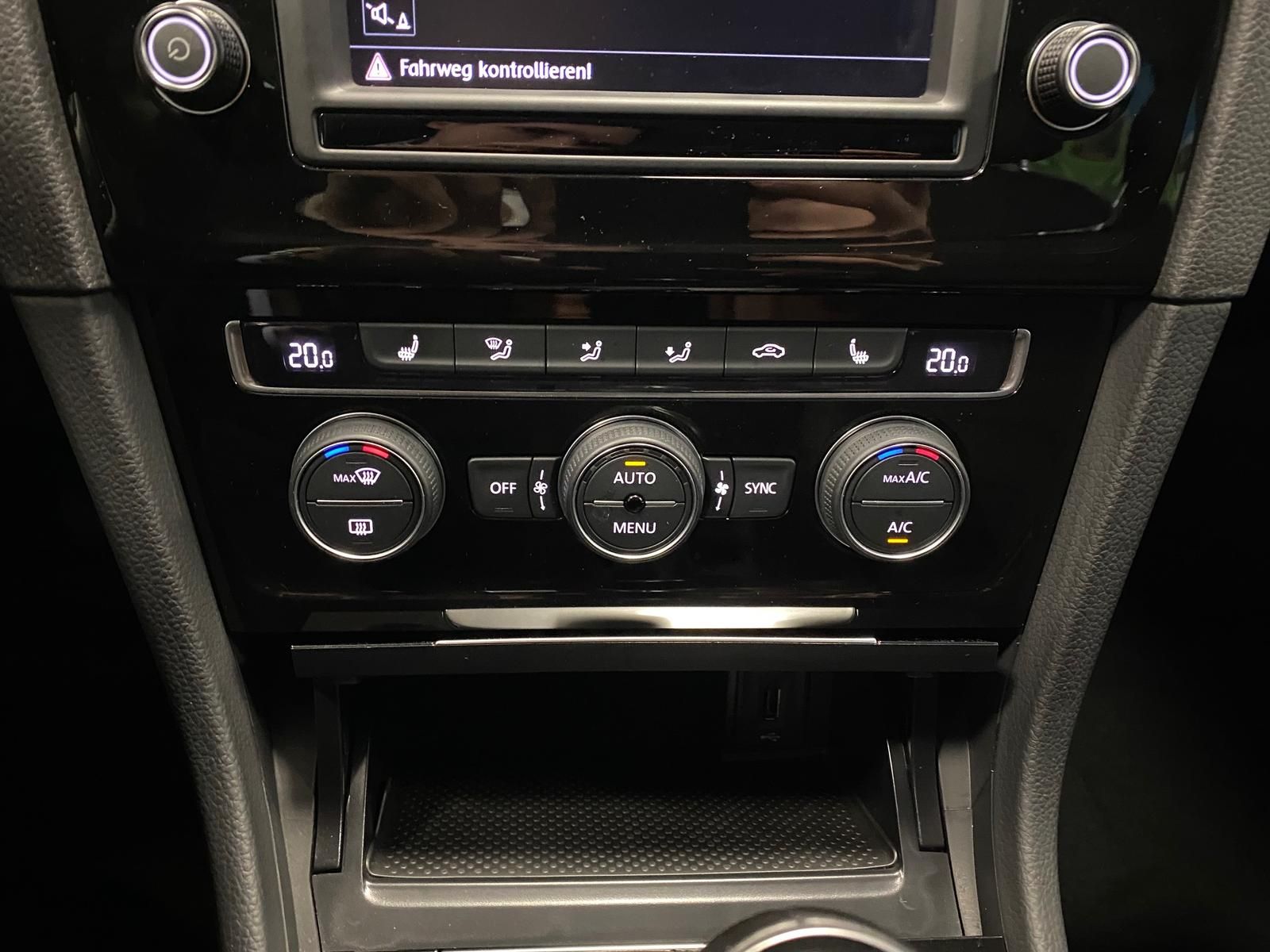 Fahrzeugabbildung Volkswagen Golf 1.4 16V TSI 1395 ccm Highline PDC+NAVI+ACC+