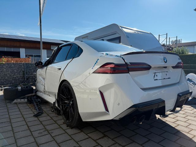 BMW M5 Limousine/ EXT. M CARBON PAK/ DRIVING PROF.