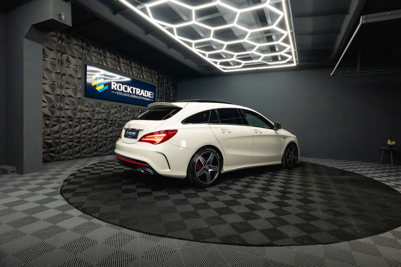 Fahrzeugabbildung Mercedes-Benz CLA 250 Shooting Brake 4Matic AMG Night Pano LED