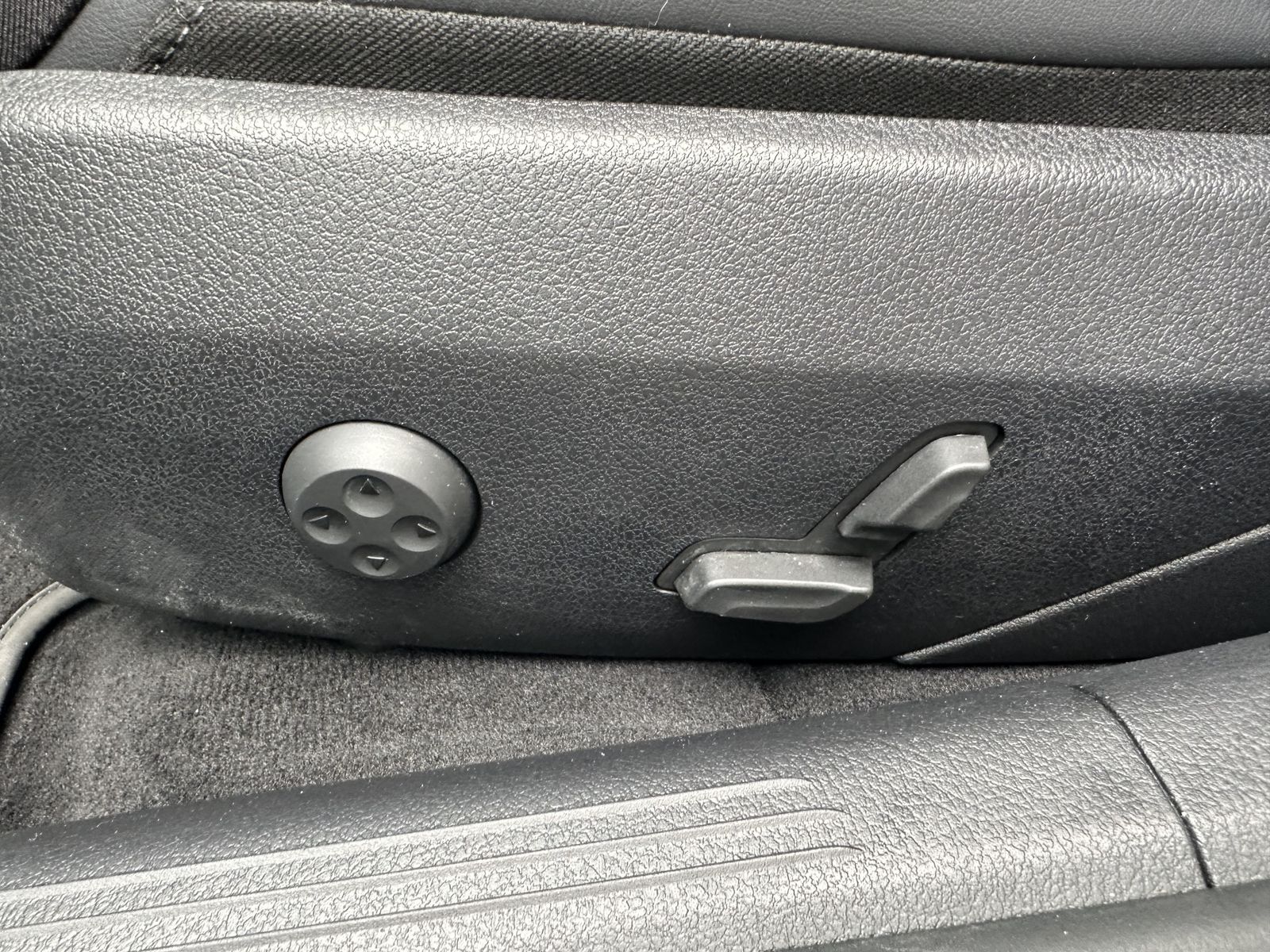 Fahrzeugabbildung Mercedes-Benz C 220d T AMG-Line 4Matic NAV+LED+ACC+HUD+PANO+PP