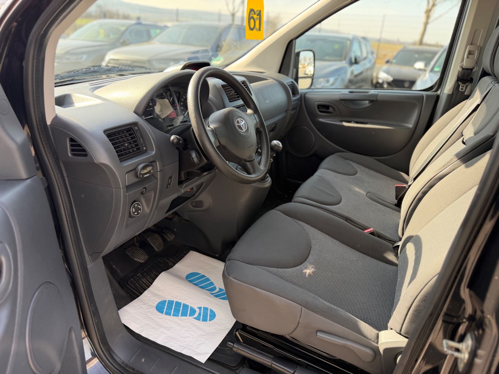 Proace L2H1 Comfort 2.0 6-Sitzer Rollstuhl Rampe