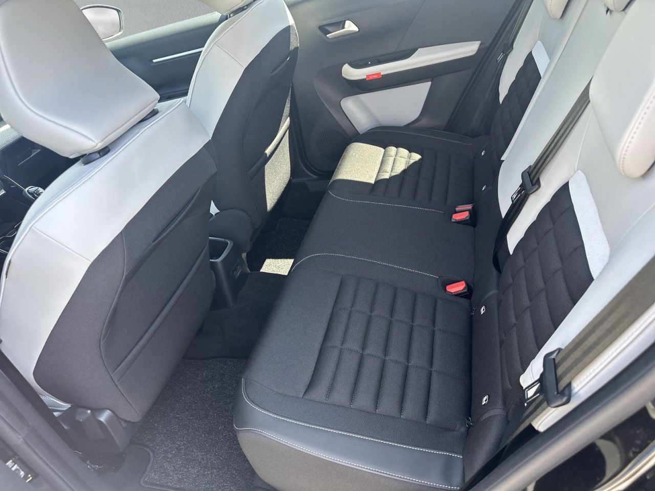 Fahrzeugabbildung Citroën C3 Aircross Turbo 100 PLUS - mit KI generiert/bearbeitet