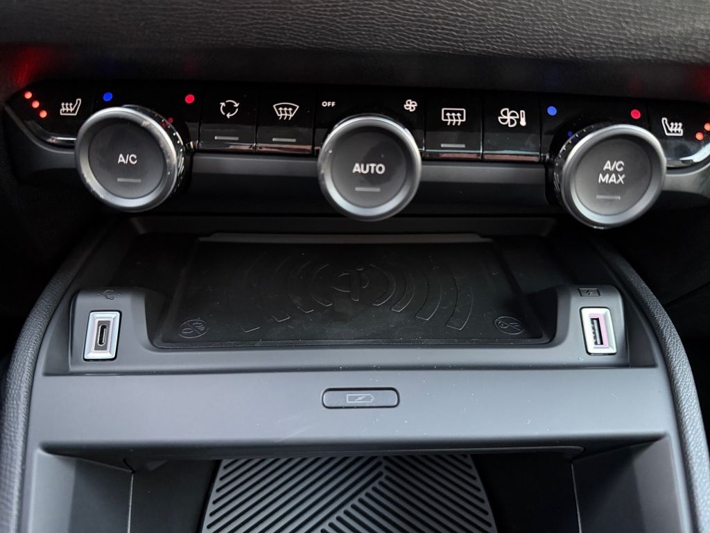 Fahrzeugabbildung Citroën C4 Hybrid 145 MAX - Schiebedach*Winter Paket