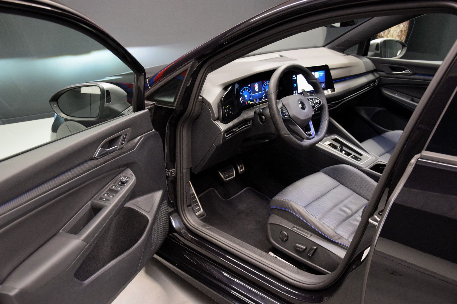 Fahrzeugabbildung Volkswagen Golf VIII Variant R 4Motion Pano ACC Sitzbel.