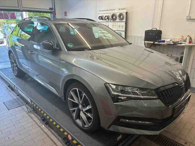 Superb Combi 2.0TDI Sportline 4x4 KAM+NAVI+ACC