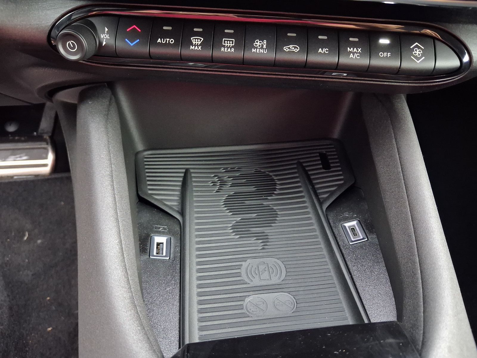 Fahrzeugabbildung Alfa Romeo Junior Ibrida 1.2 VGT 48V-Hybrid 107 kW Ti