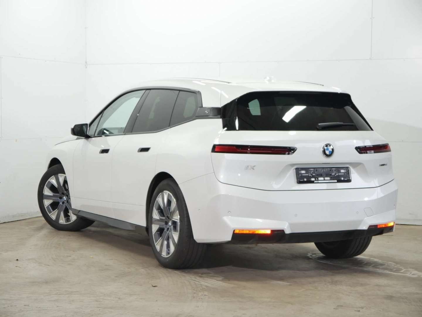 Fahrzeugabbildung BMW iX xDrive45 HK Surroung, Lenkradhzg, 21" Aerodyn