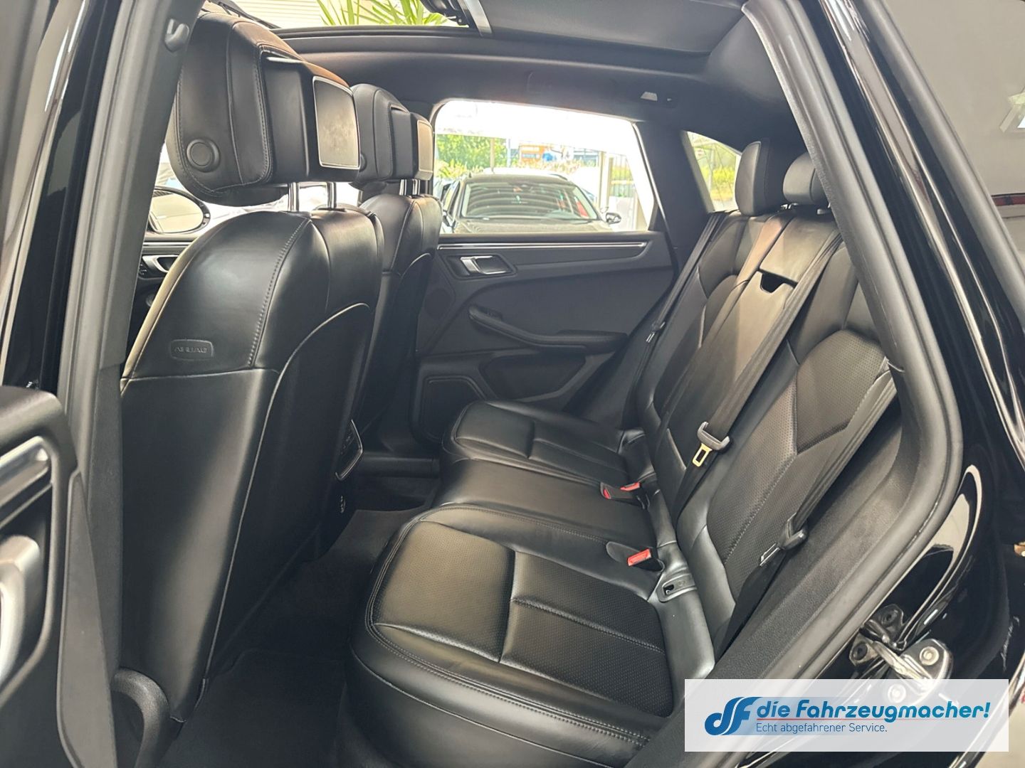Fahrzeugabbildung Porsche Macan DE-Auto Pano Navi Memory S Soundsy LED Dyn
